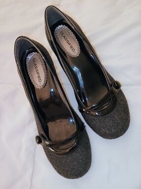 NWOT Classified Gray Wool Mary Jane Pumps